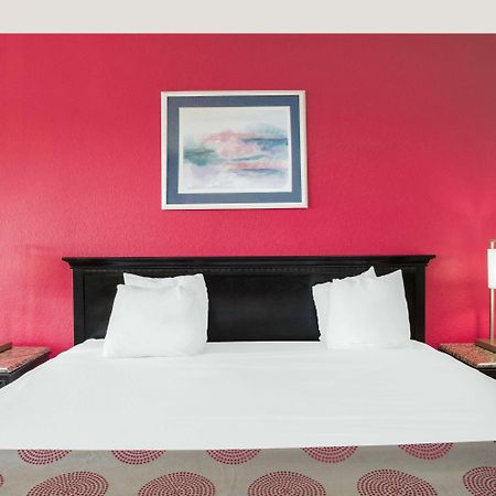 Ramada By Wyndham Edgewood Hotel & Conference Center מראה חיצוני תמונה