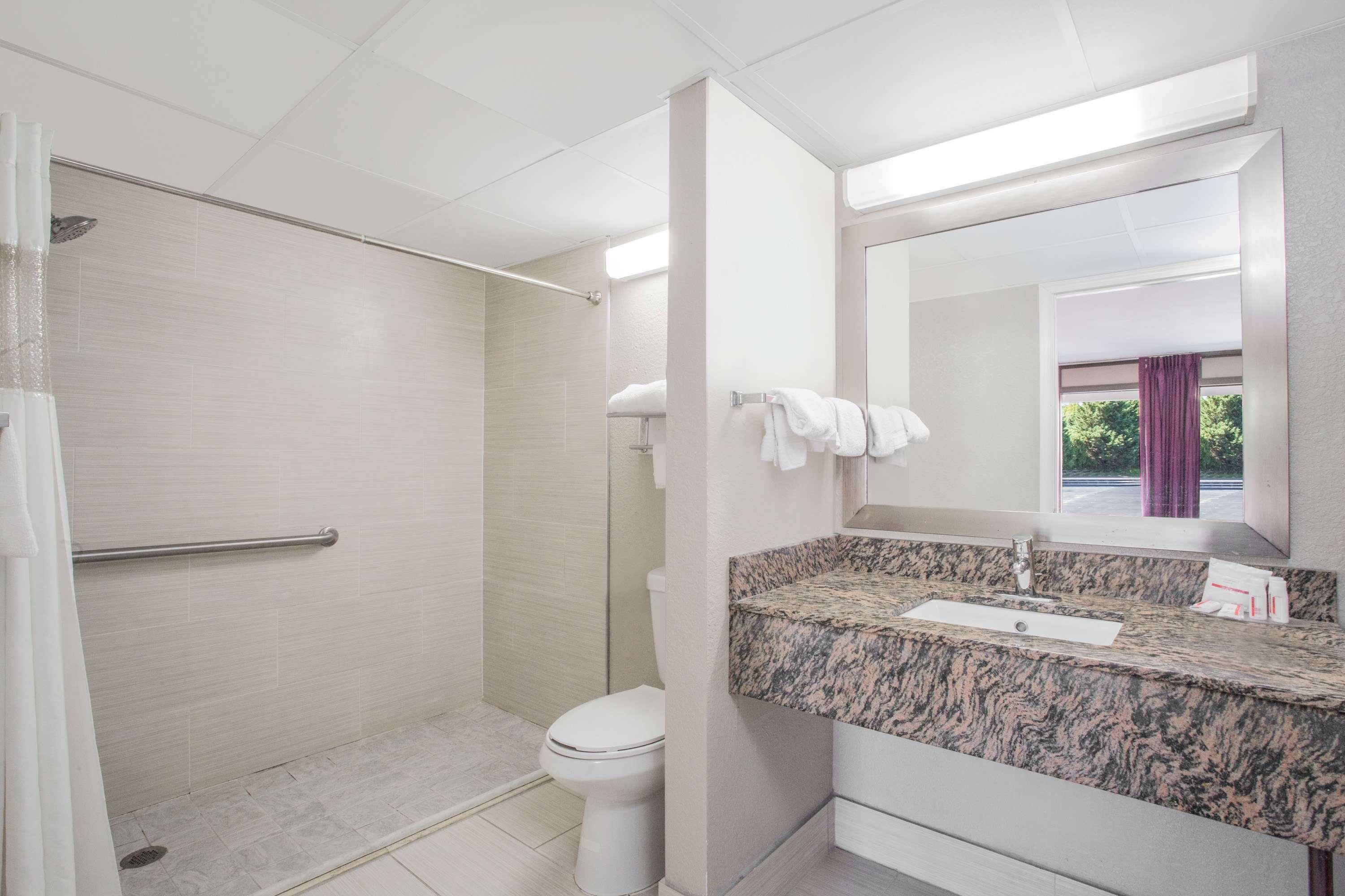 Ramada By Wyndham Edgewood Hotel & Conference Center מראה חיצוני תמונה