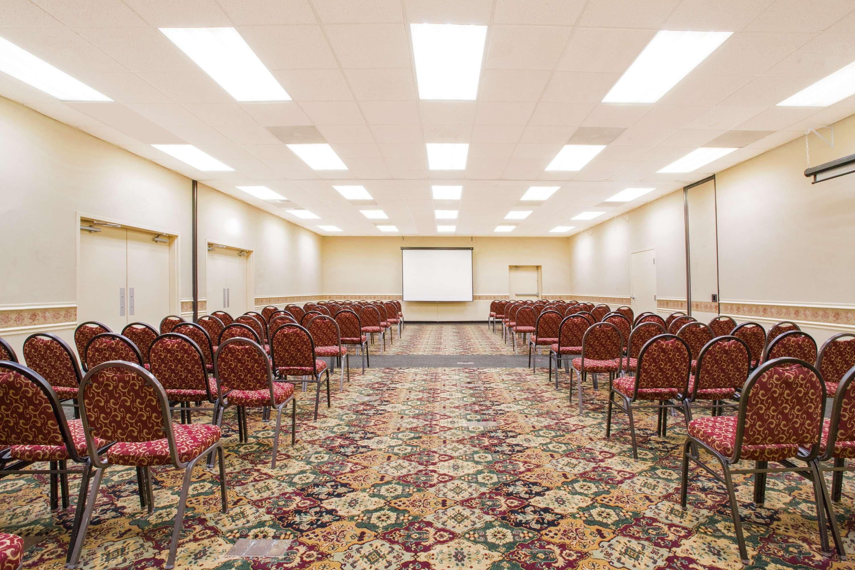 Ramada By Wyndham Edgewood Hotel & Conference Center מראה חיצוני תמונה