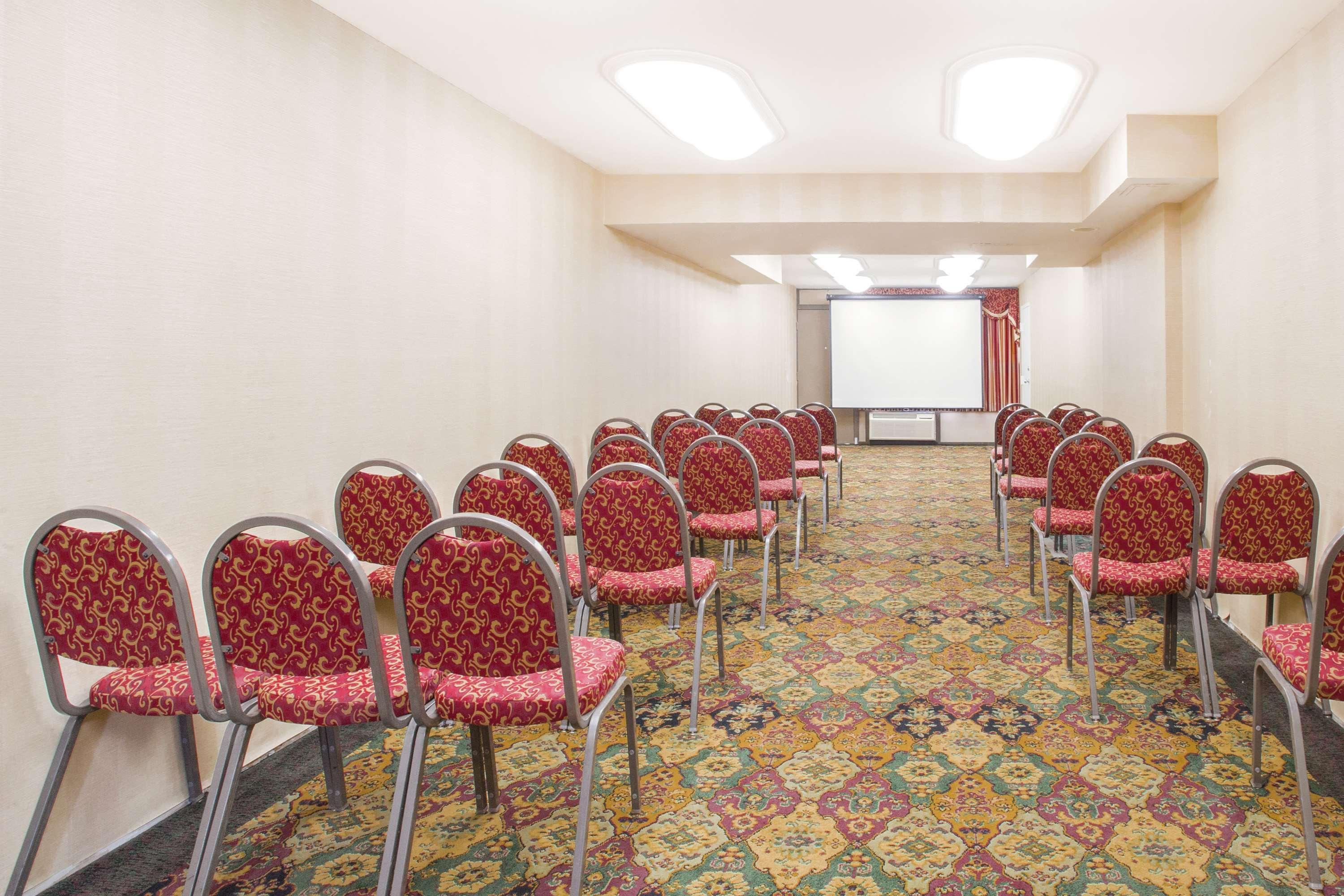 Ramada By Wyndham Edgewood Hotel & Conference Center מראה חיצוני תמונה