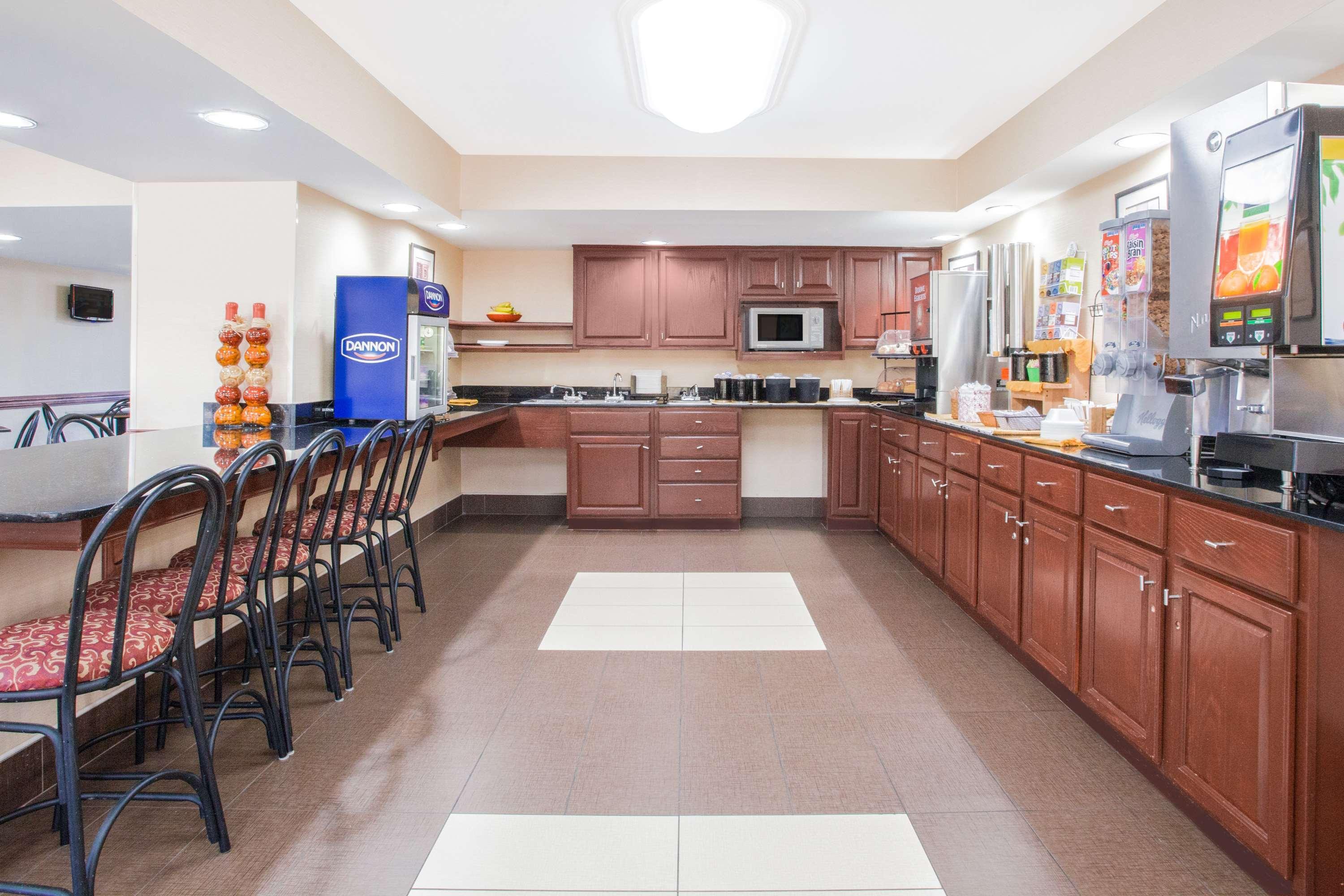 Ramada By Wyndham Edgewood Hotel & Conference Center מראה חיצוני תמונה